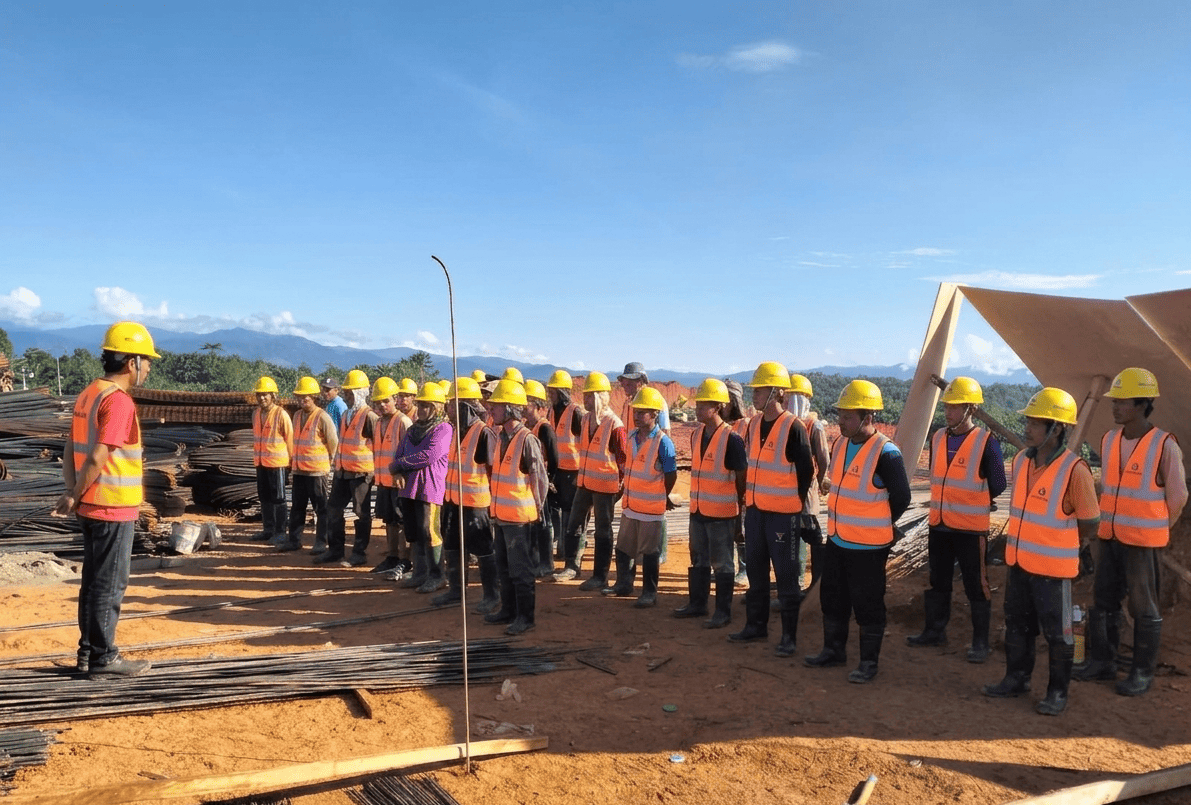 Rutinitas Briefing Pagi di Lokasi Proyek